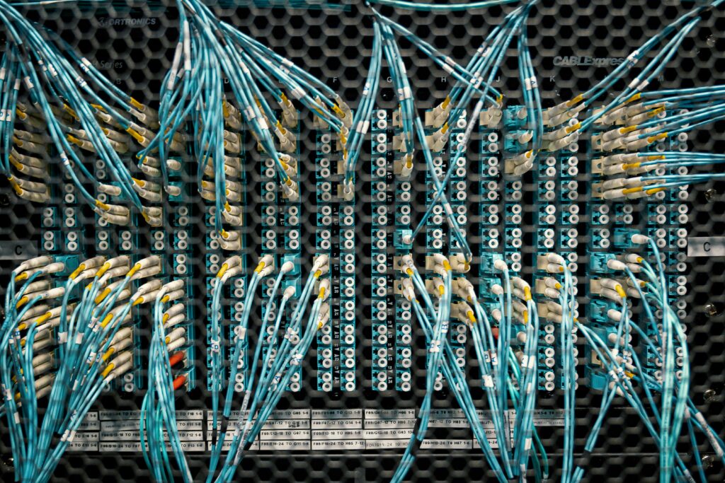 La Importancia del Tendido de Fibra Óptica en la Transformación Digital