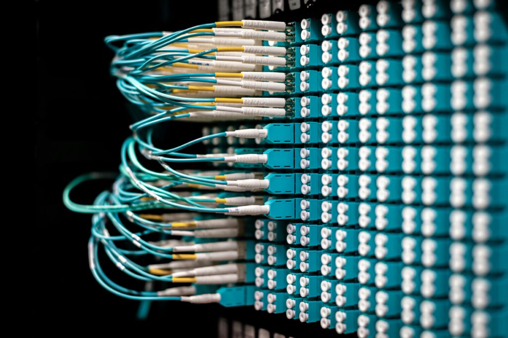¿Por qué es crucial el tendido de fibra óptica en estas regiones?